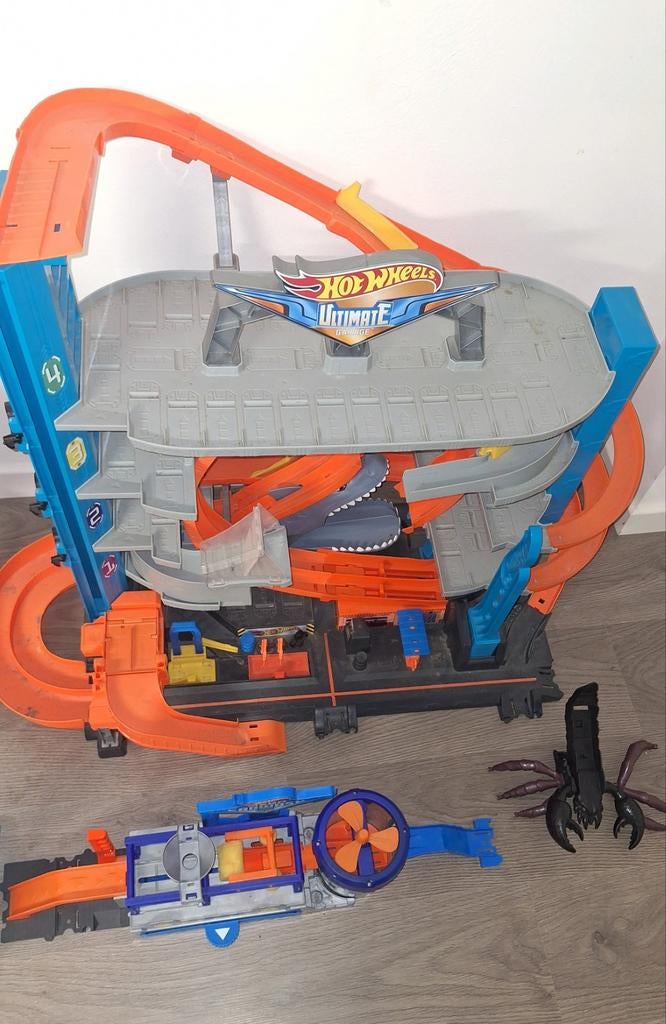 Hotwheels 2 garages 180 autos(hotwheels) en nog loopings en, Ophalen