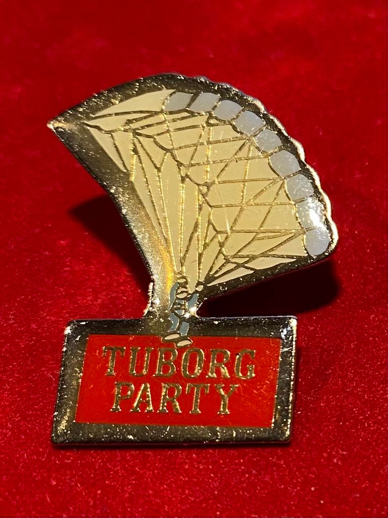 Pin - TUBORG PARTY, Verzamelen, Ophalen of Verzenden, Nieuw, Merk, Speldje of Pin