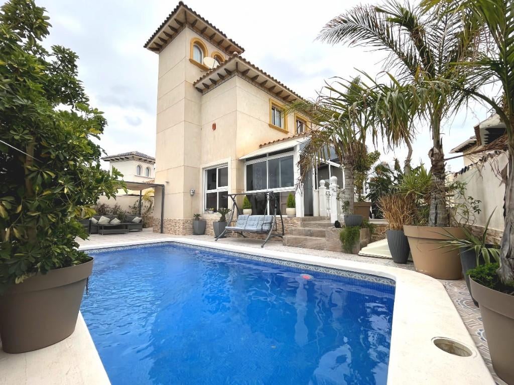 Gerenoveerde vrijstaande villa/ La Zenia Boulevard, Immo, Spanje, Woonhuis, Overige, 4 kamers