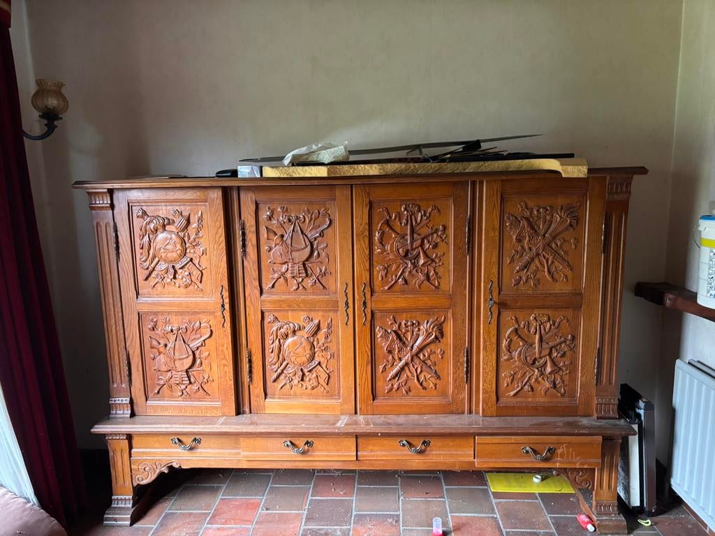 Eik dressoir met gedetailleerd houtsnijwerk en vier deuren., Antiek en Kunst, Ophalen