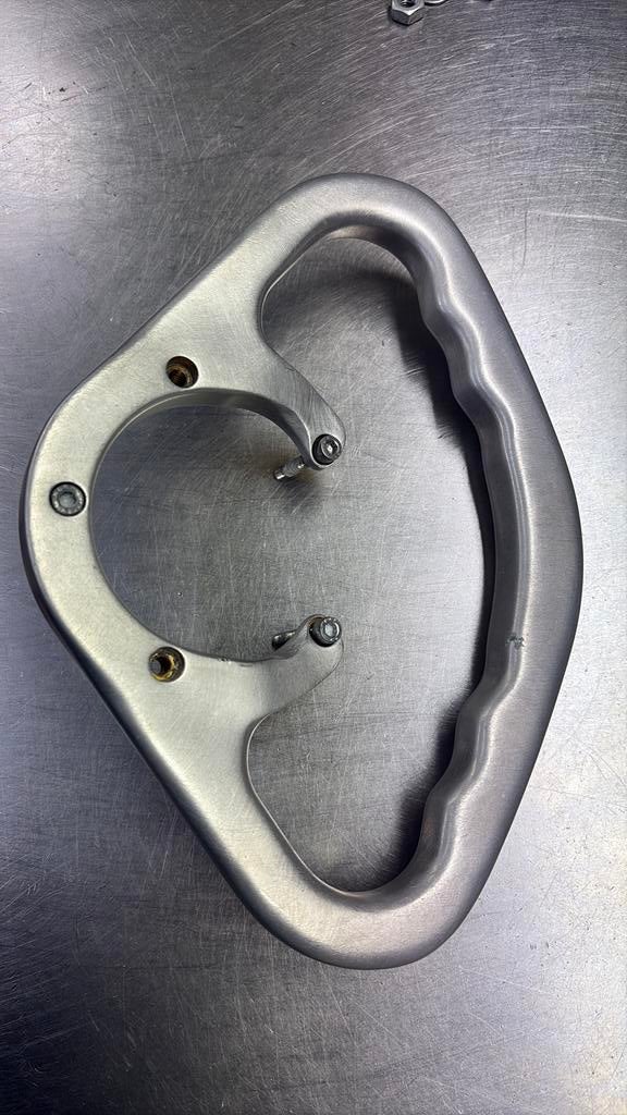 Passagiers handvat beugel op benzinebak GSxS GSxR, Ophalen