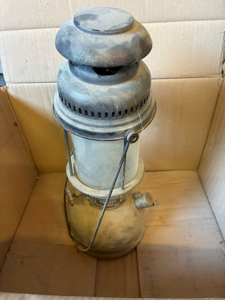 Oude petroleumlamp op druk petromax, Ophalen