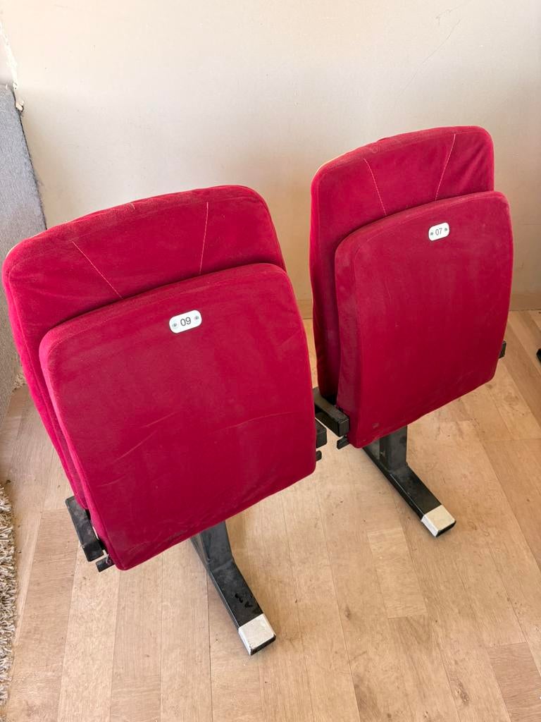 Rode theater stoelen, Ophalen