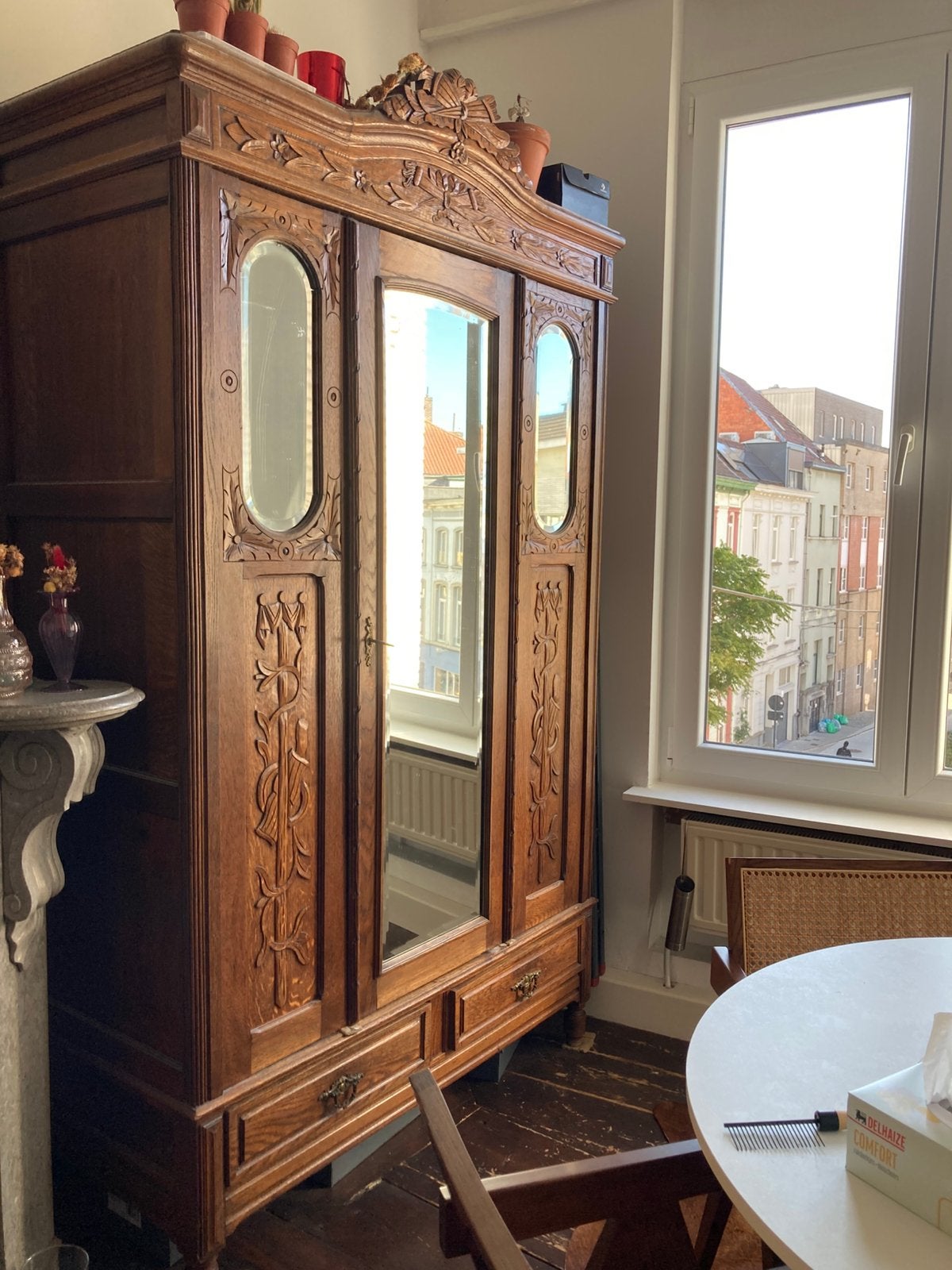 Antieke houten kledingkast met ornamenten en spiegels, Antiek en Kunst, Ophalen