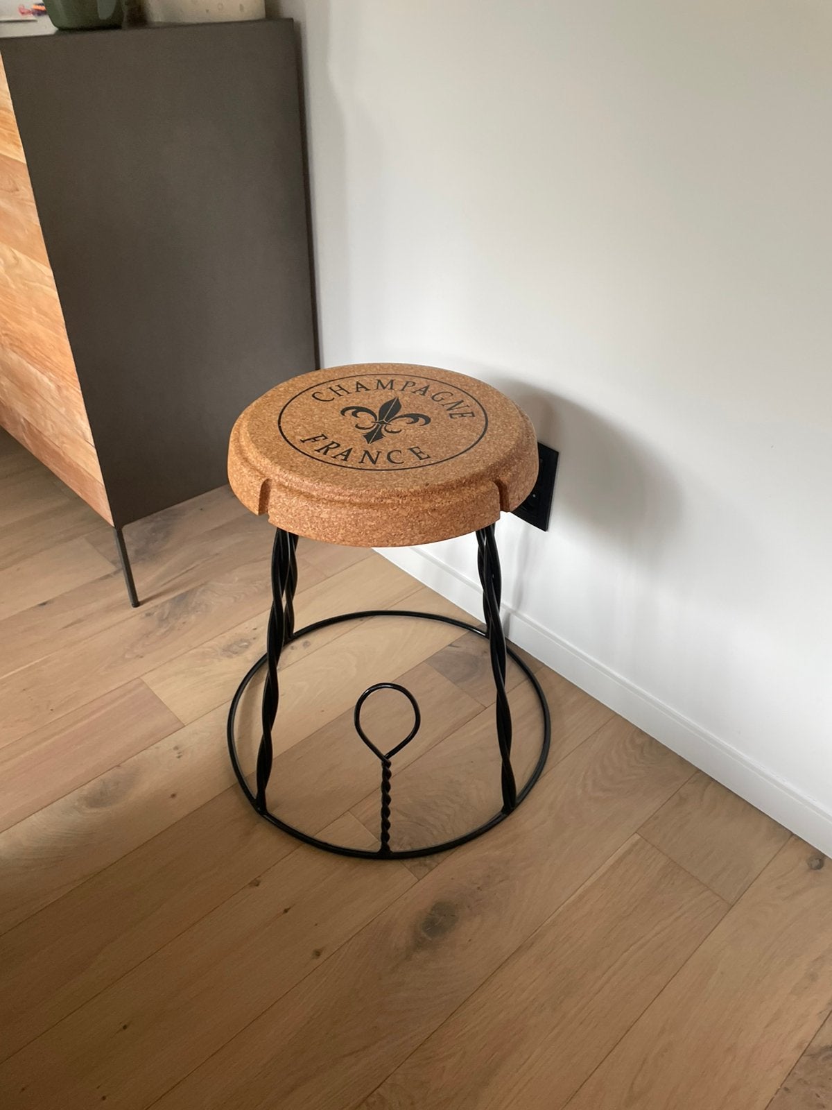 Mooie champagne kurk bijzettafel, Ophalen, Nieuw, 45 tot 60 cm