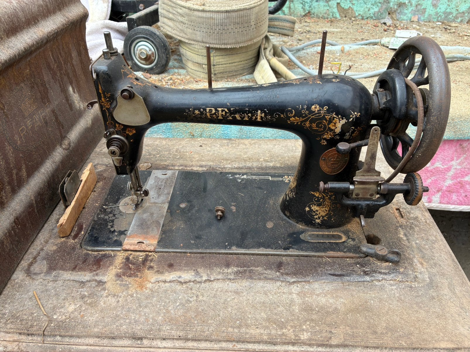 Antieke pfaff naaimachine, Enlèvement
