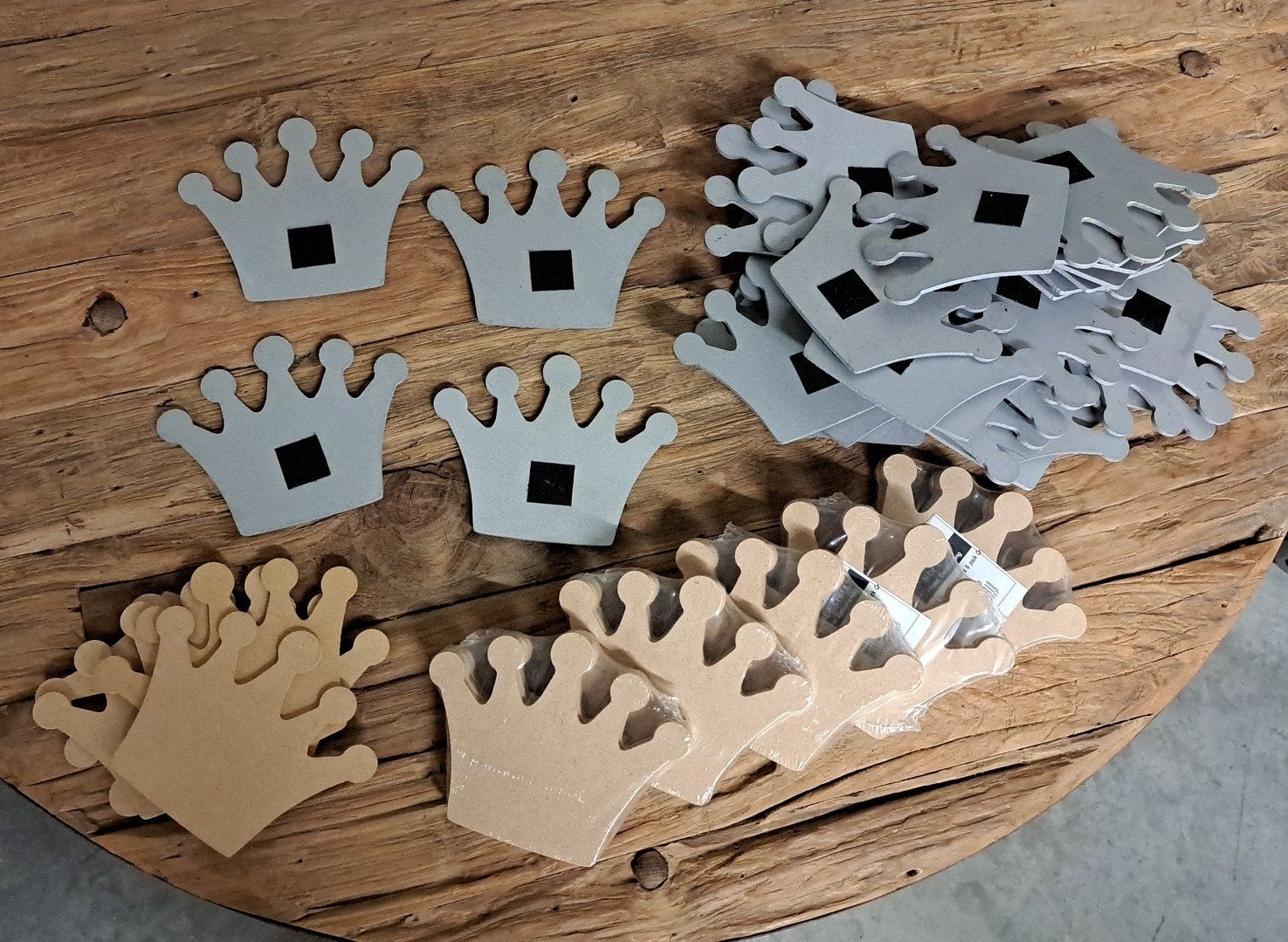 Houten kroontjes. Grijze en houtkleur., Enlèvement