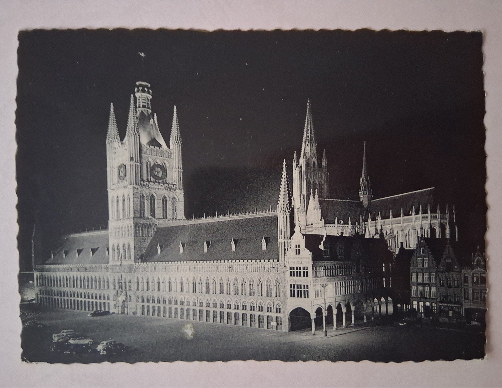 vintage Postkaart De Hallen verlicht in Ieper, Collections, Cartes postales | Belgique, Enlèvement ou Envoi