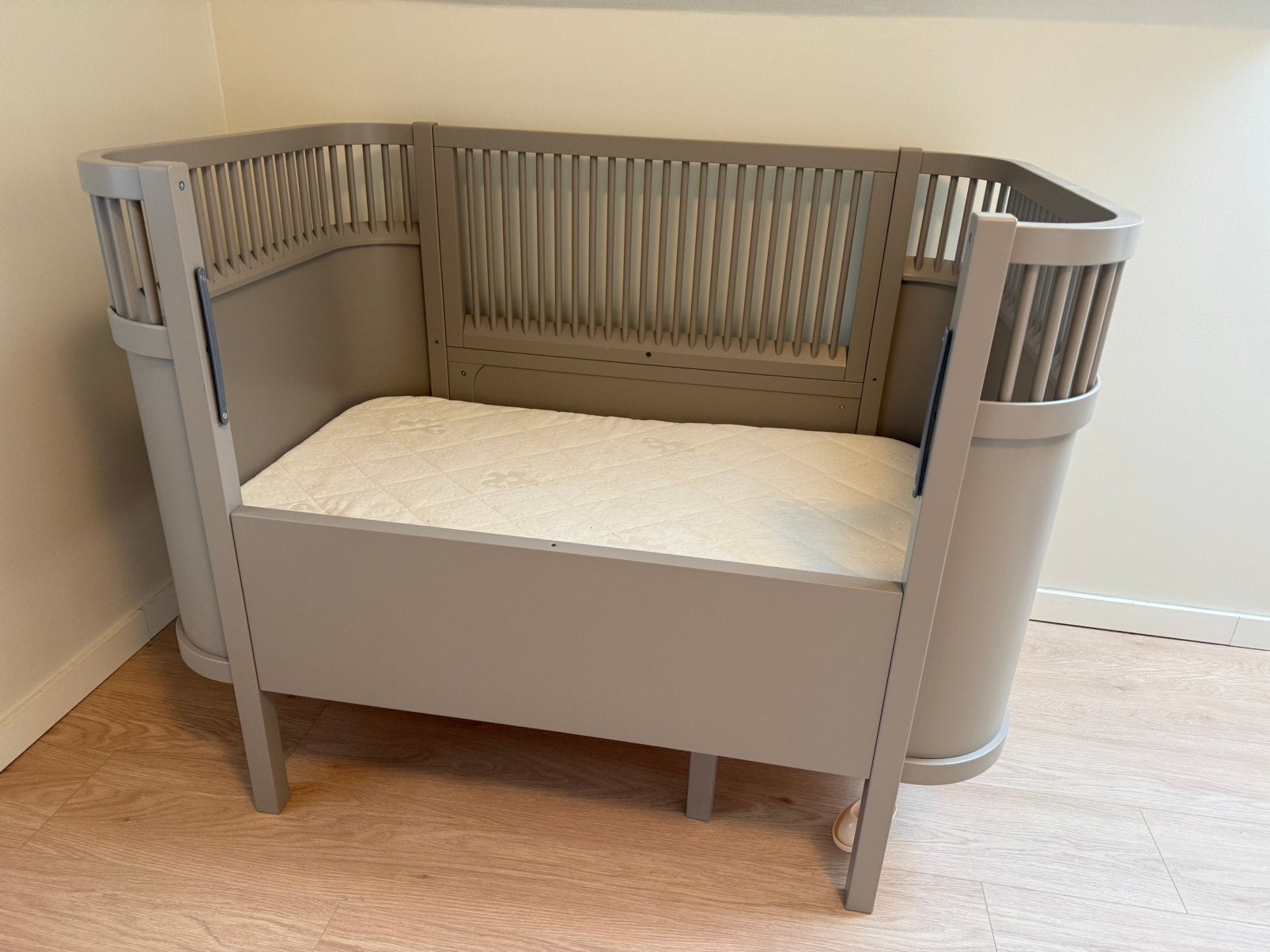 Baby & Junior bed Sebra Jetty Beige incl. matras, Kinderen en Baby's, Babywiegjes en Ledikanten, Zo goed als nieuw, Ophalen