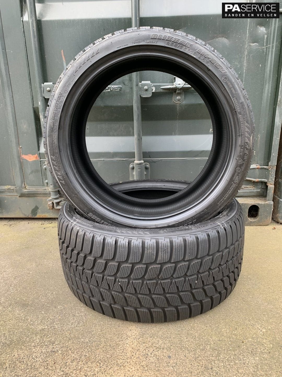 2x Bridgestone 255 35 18 Winterbanden met 8.4, Auto-onderdelen, Gebruikt, Velg(en), -, -