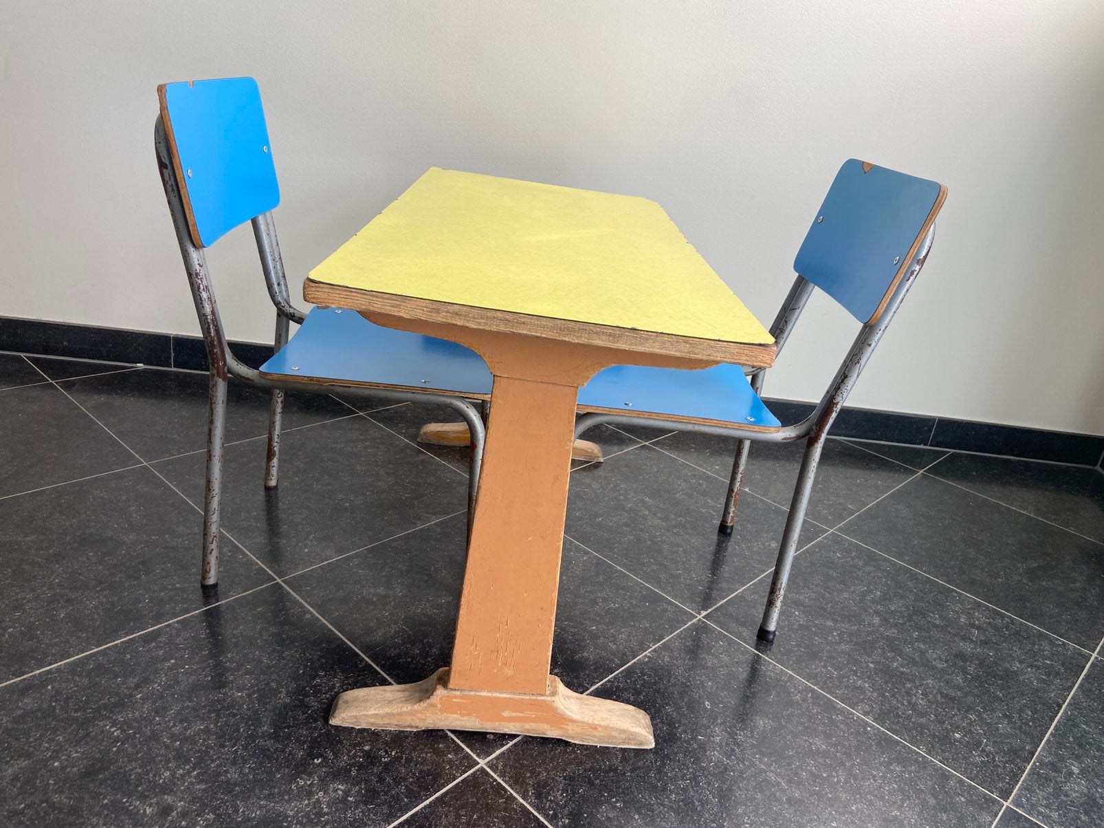 Chaises et table vintage colorées pour enfants, Enlèvement, Utilisé, Table