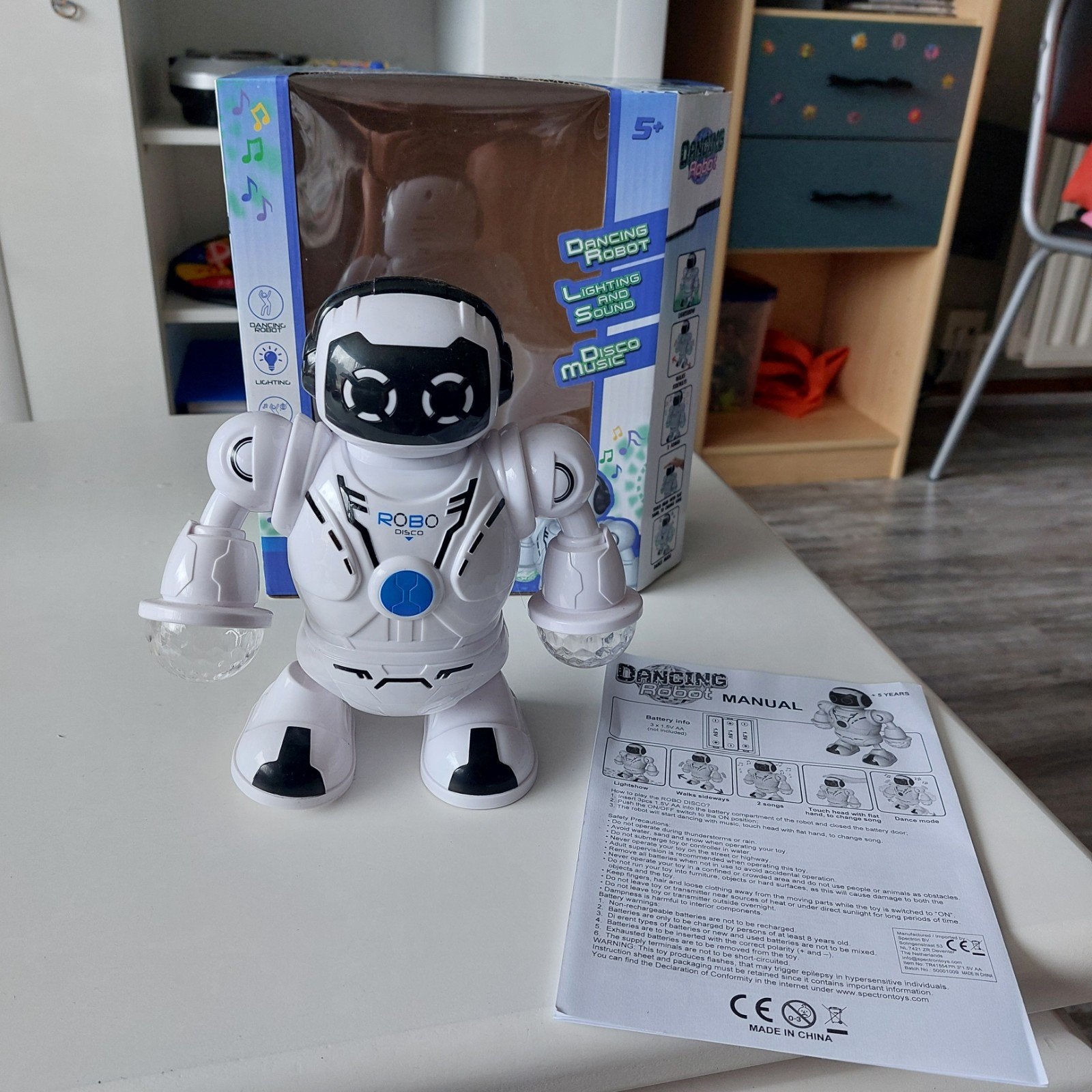 Robot dansant. Avec des lumières et de la musique disco. Trè, Enlèvement, Utilisé, Garçon ou Fille