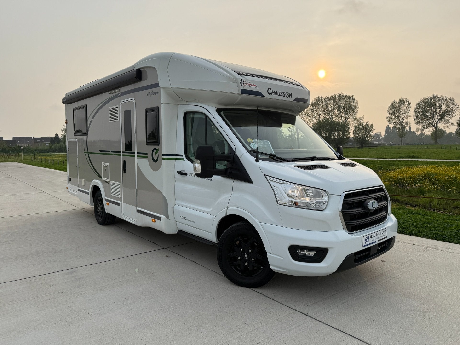 Chausson 788 TITANIUM ULTIMATE - 2023 - 8.079 KM - QUEENSBED, Caravans en Kamperen, Mobilhomes, Automaat, Diesel, Half-integraal