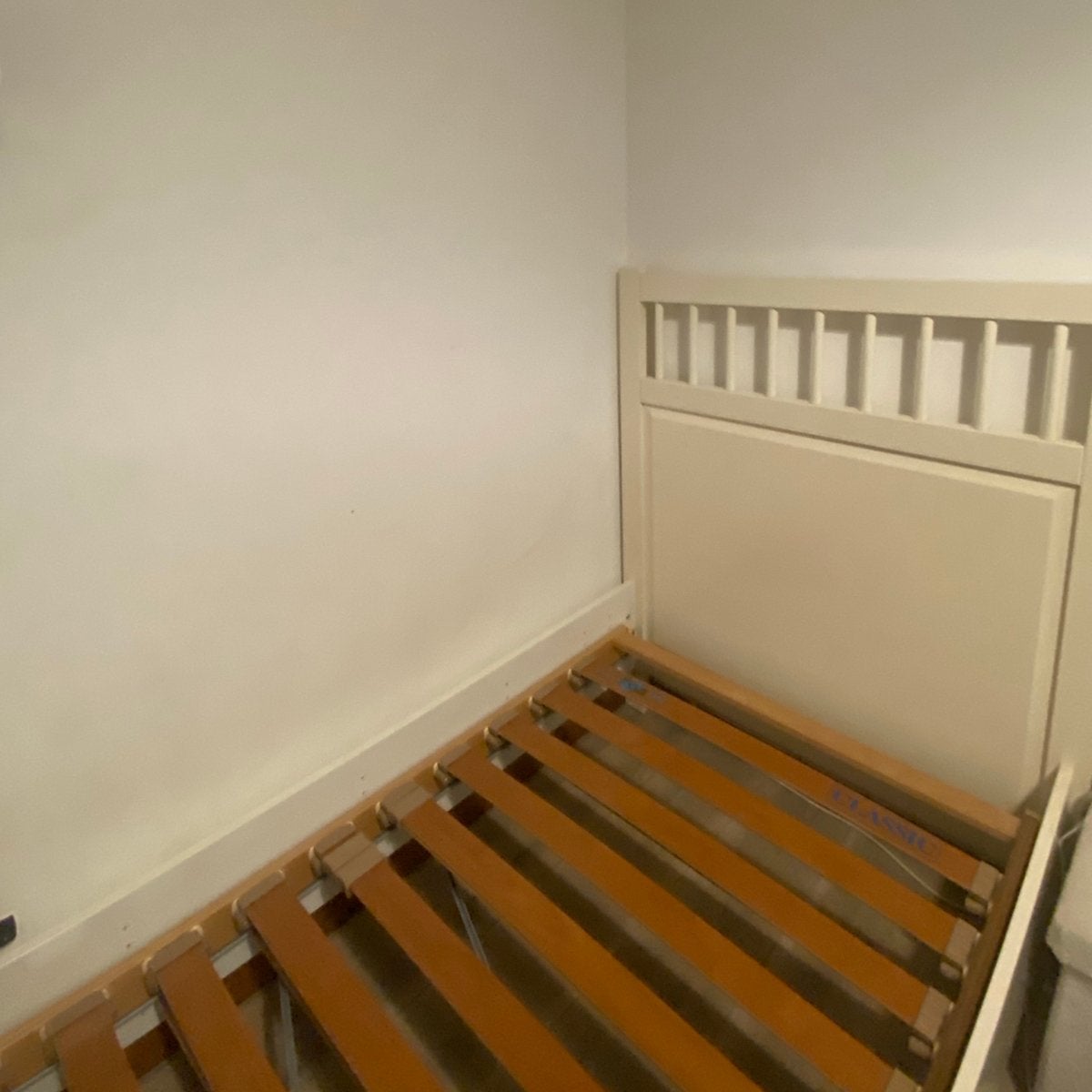 un lit simple doit être remplacé de toute urgence, Enlèvement, Comme neuf