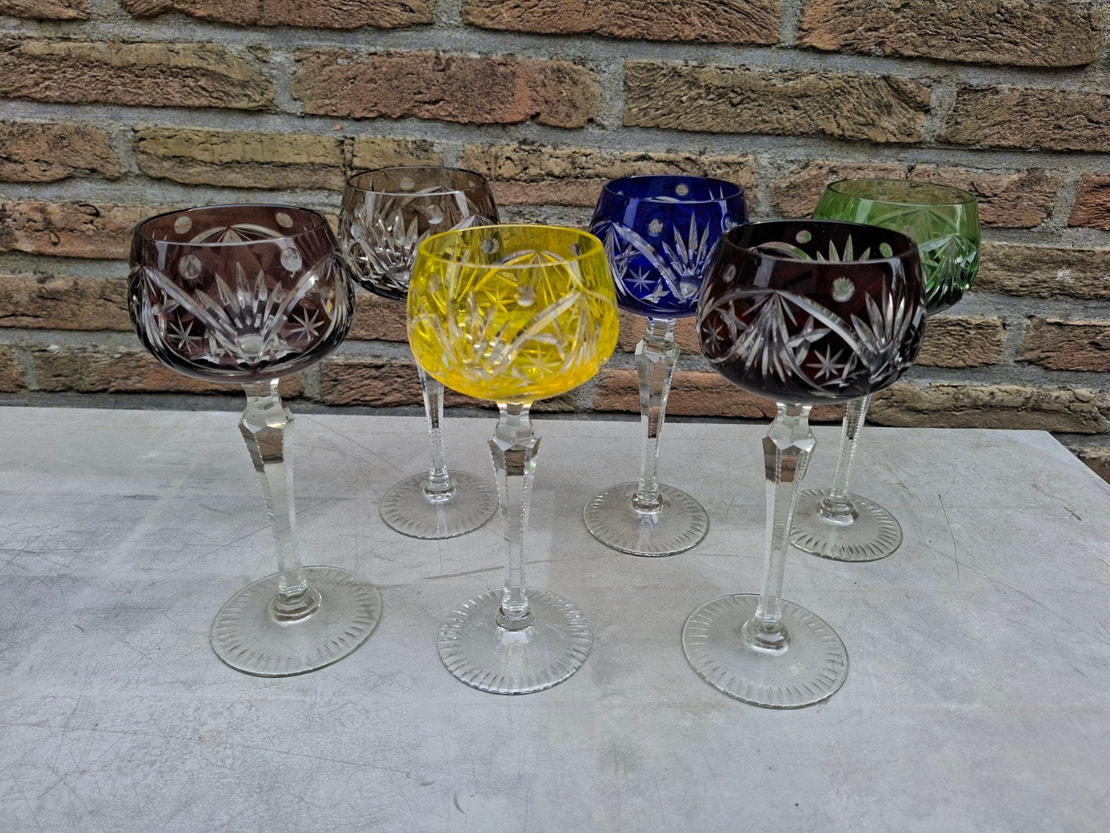 6 geslepen gekleurde kristallen glazen, Antiek en Kunst, Ophalen
