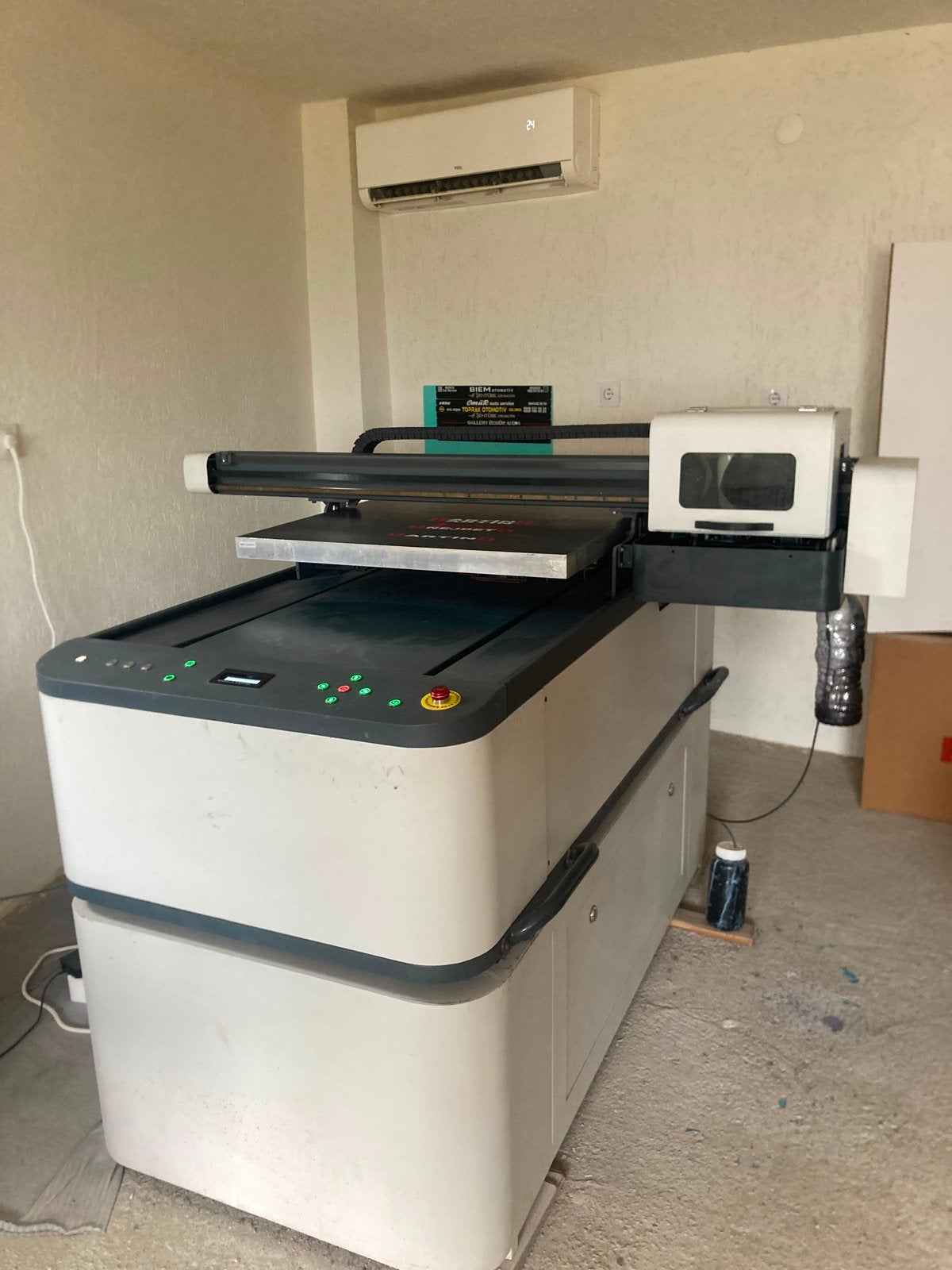 Een bijna ongebruikte, schone UV-printer, Diensten en Vakmensen, Drukwerk en Grafisch ontwerpers, Design of Ontwerp