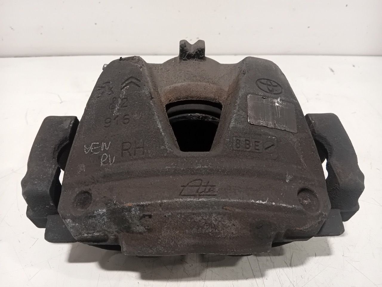 Remklauw rechts voor Peugeot Expert, Onderdelen@venauto.nl, Van der Ven Autorecycling B.V., Citroën, Ettenseweg 76, 4706 PB Roosendaal, The Netherlands