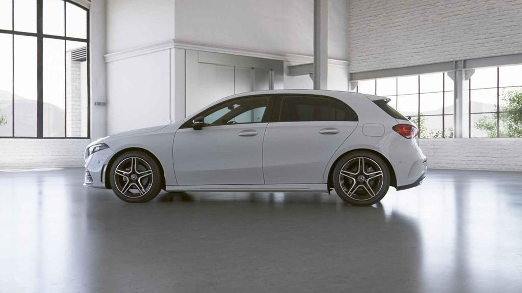 Mercedes-Benz A-klasse 180 Hatchback AMG Line | Panoramisch, Auto's, Stof, Gebruikt, Zwart, 136 pk