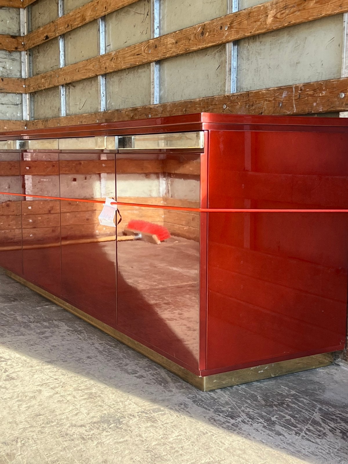 Vintage Dressoir in hoogglans rood lakwerk, Antiek en Kunst, Ophalen