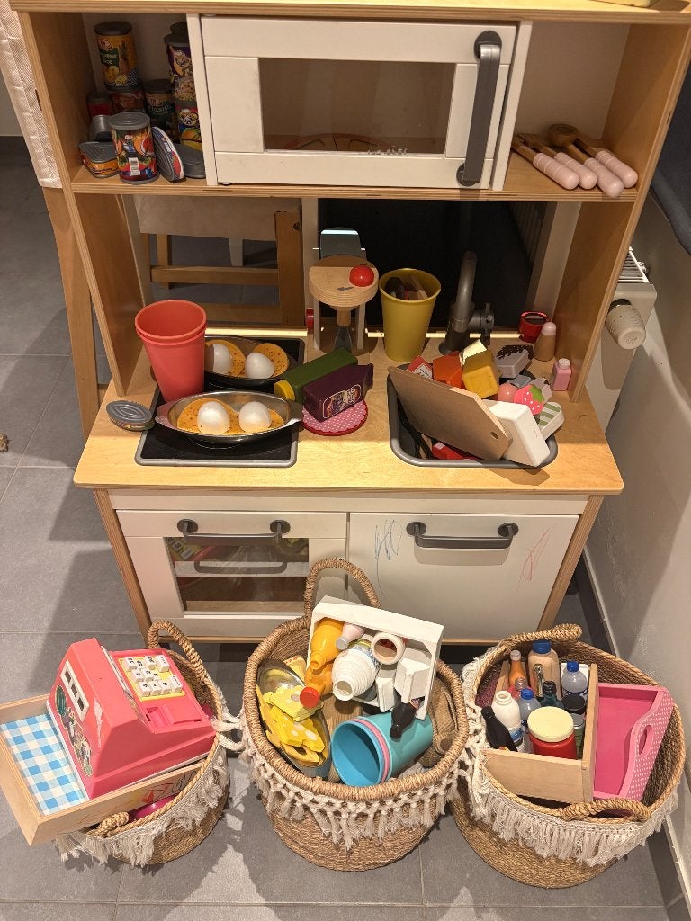 Keukentje met speelgoed, Kinderen en Baby's, Speelgoed | Houten speelgoed, Ophalen, Gebruikt, Meubelstuk of Keukentje