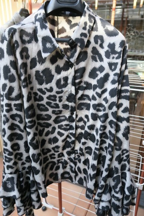 Blouse nieuw dierenprint zwart speciale mouw Vonda mt 42-44, Kleding | Dames, Blouses en Tunieken, Nieuw, Maat 42/44 (L), Zwart