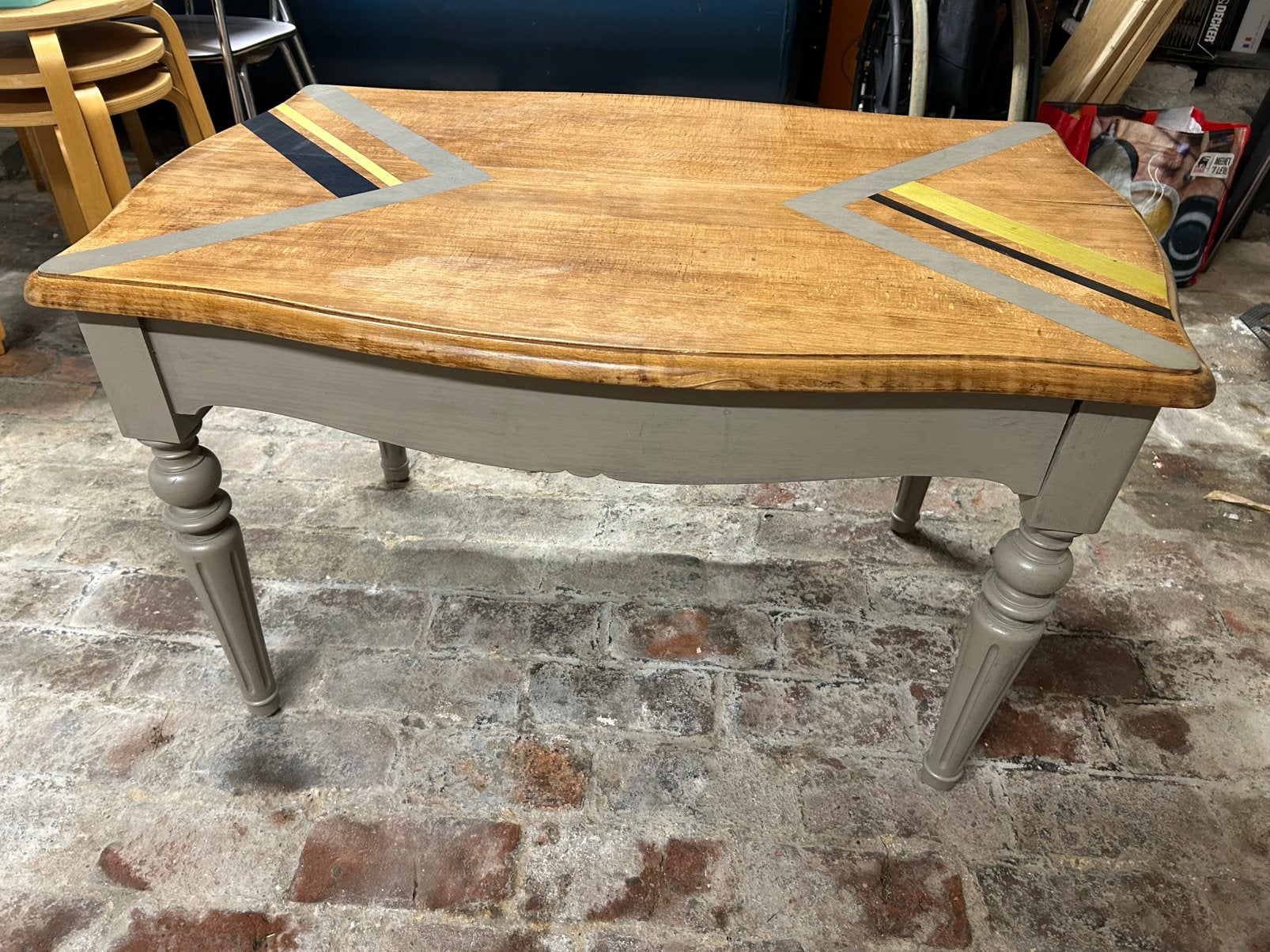 Table basse unique – entièrement rénovée à la main, Maison & Meubles, Enlèvement, Comme neuf