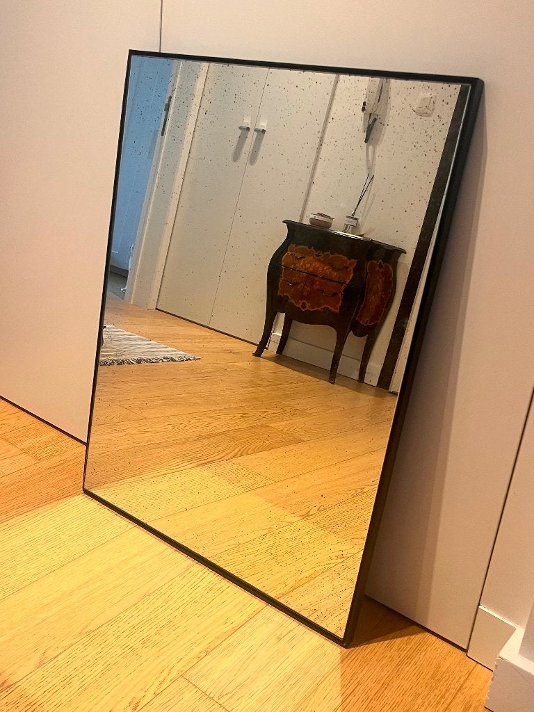 Vintage mirror with sleek black metal frame, Moins de 100 cm, Comme neuf, Enlèvement, 50 à 75 cm