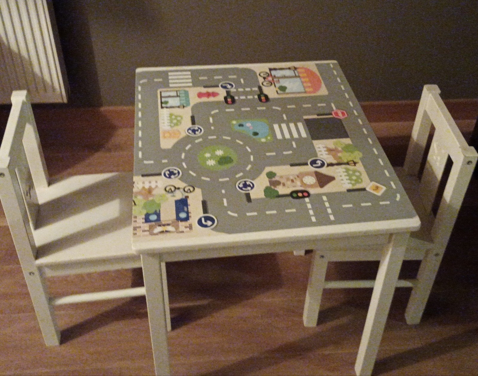 gepimpt tafeltje met 2 witte stoeltjes, Ophalen, Zo goed als nieuw, Tafel(s) en Stoel(en)