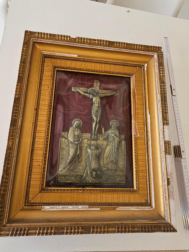 Ancienne plaque religieuse française avec crucifix et calvar, Enlèvement