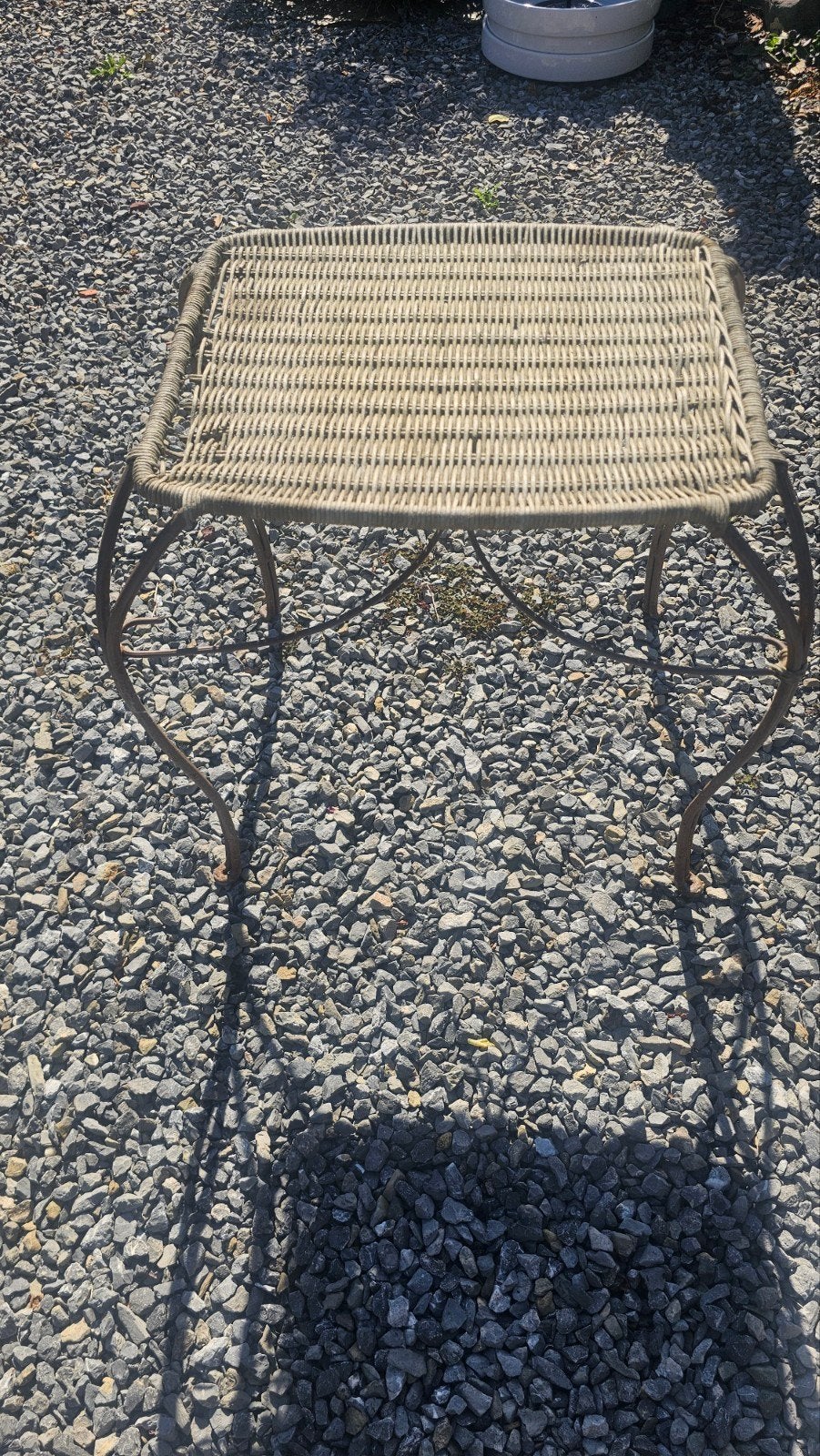Belle petite table en fer forgé  et rotin, Enlèvement