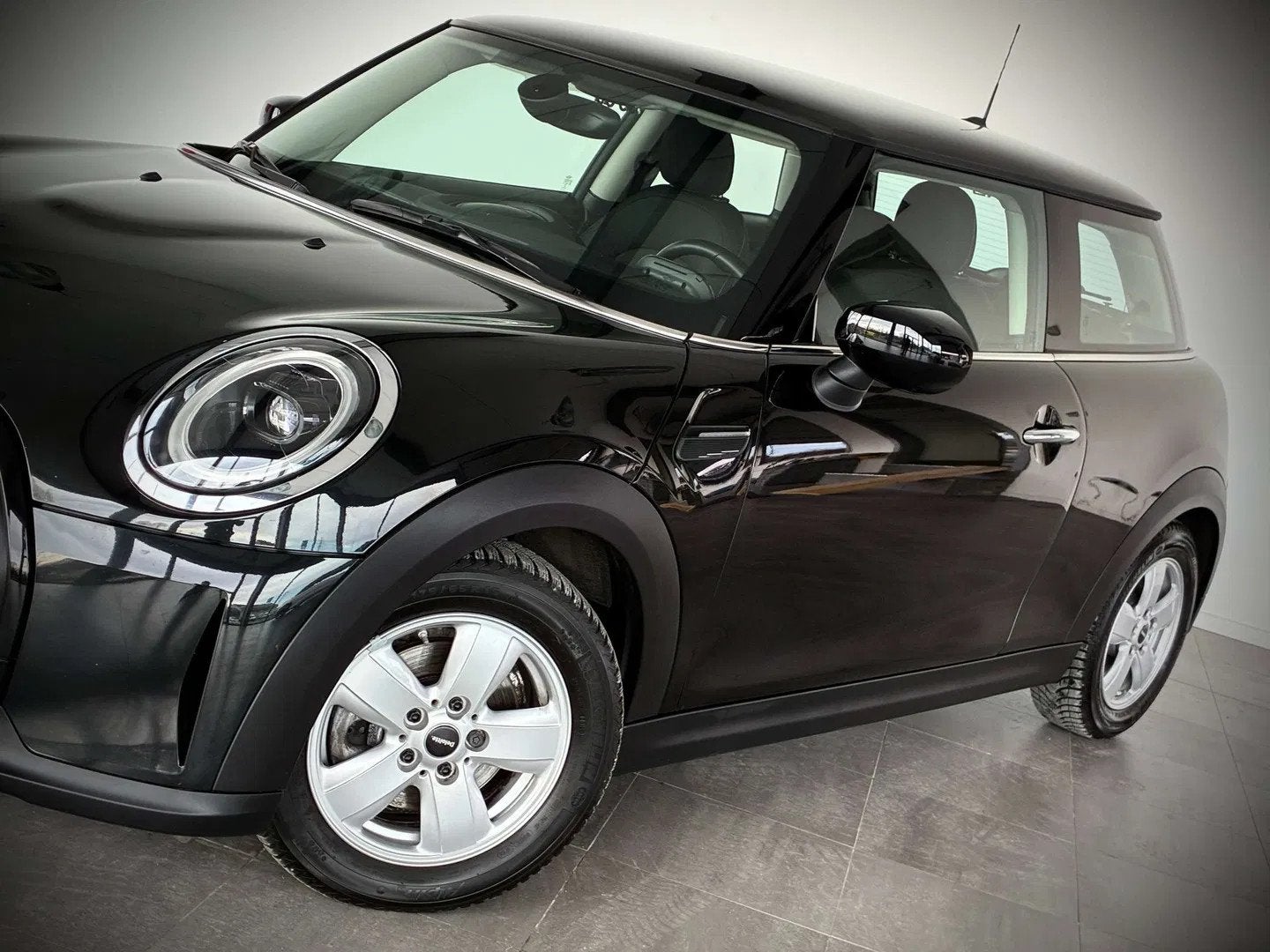 MINI Cooper 1.5iA-1ERPRO-GPS-CARPLAY-JANTES15-PDC (bj 2022), Auto's, 4 zetels, Stof, Gebruikt, 1595 kg