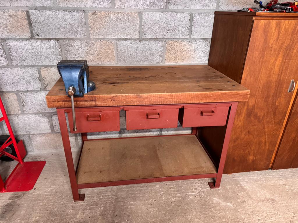 Établi d’atelier avec étau – Très solide, Maison & Meubles, Bureaux, Comme neuf, Industriel, Bois, Enlèvement