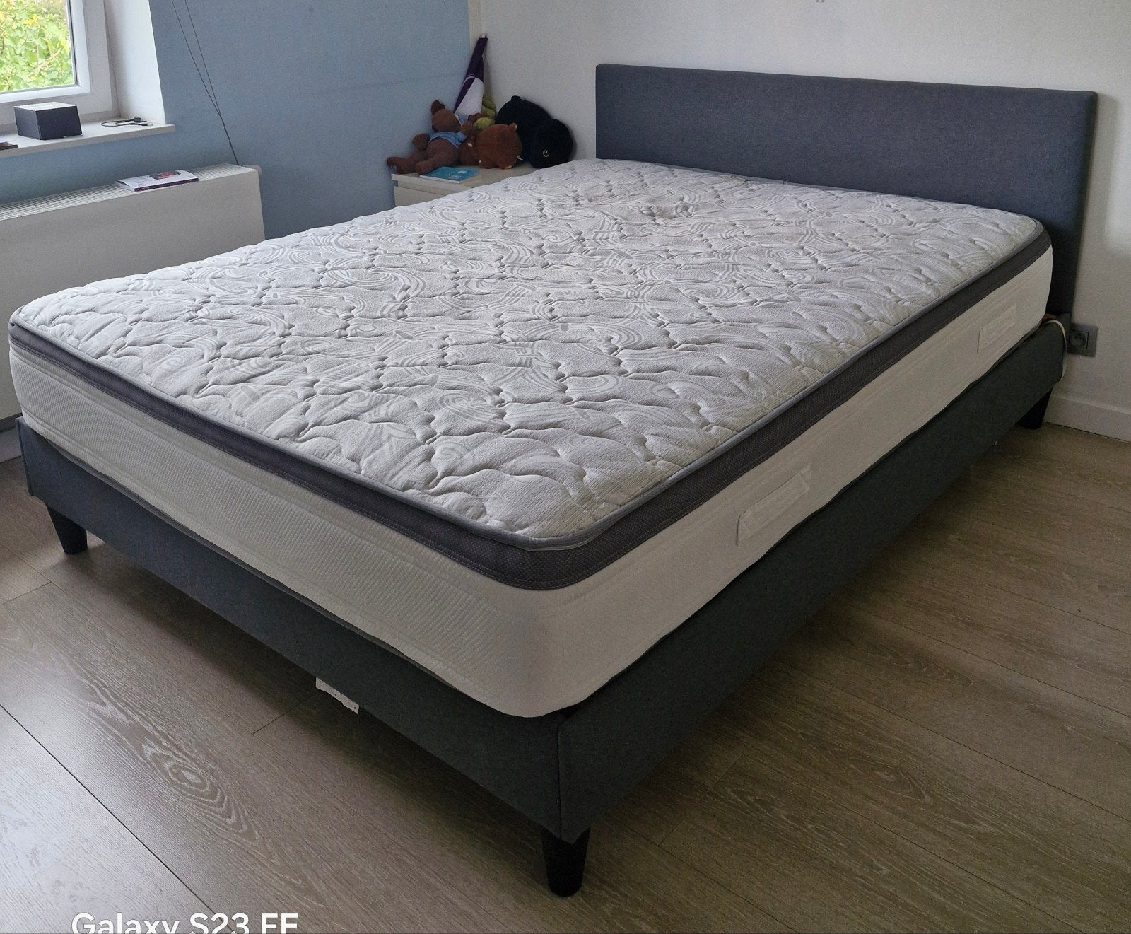 lit ikea + matelas à mémoire de forme "Positano", Maison & Meubles, Gris, Queen size, Comme neuf, Enlèvement