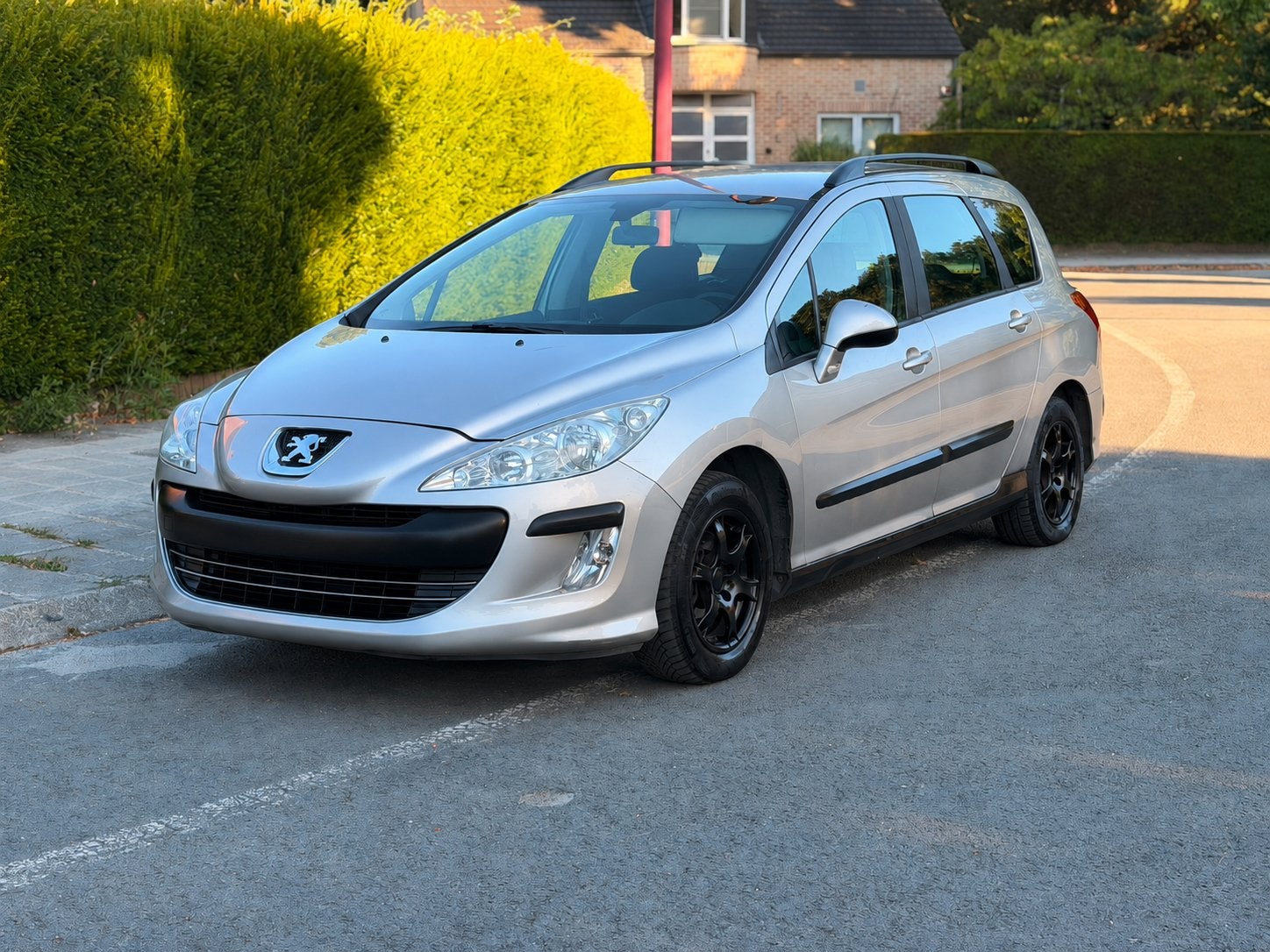 Peugeot 308 SW 1.4 Essence – 240 000 km, Argent ou Gris, Achat, Boîte manuelle, Entretenue par le concessionnaire