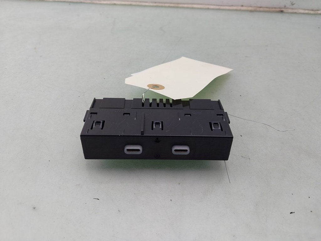 AUX/USB POORT Octavia Combi (NXAC) (|657035736|657035736A|), Gebruikt, Info@skoda-auto.de, Skoda, Max-Planck-Straße  3-5
64331  Weiterstadt, DE