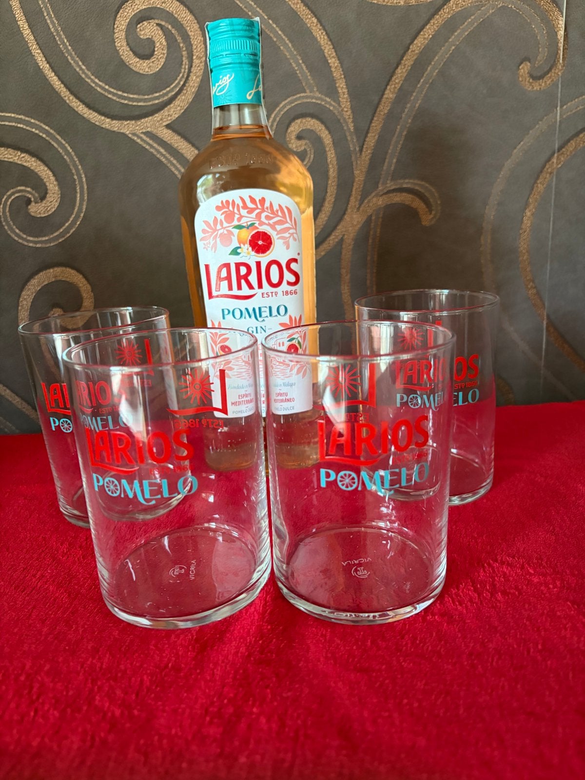 Fles gin met 4 bijhorende glazen, Ophalen, Nieuw, Borrel- of Shotglas