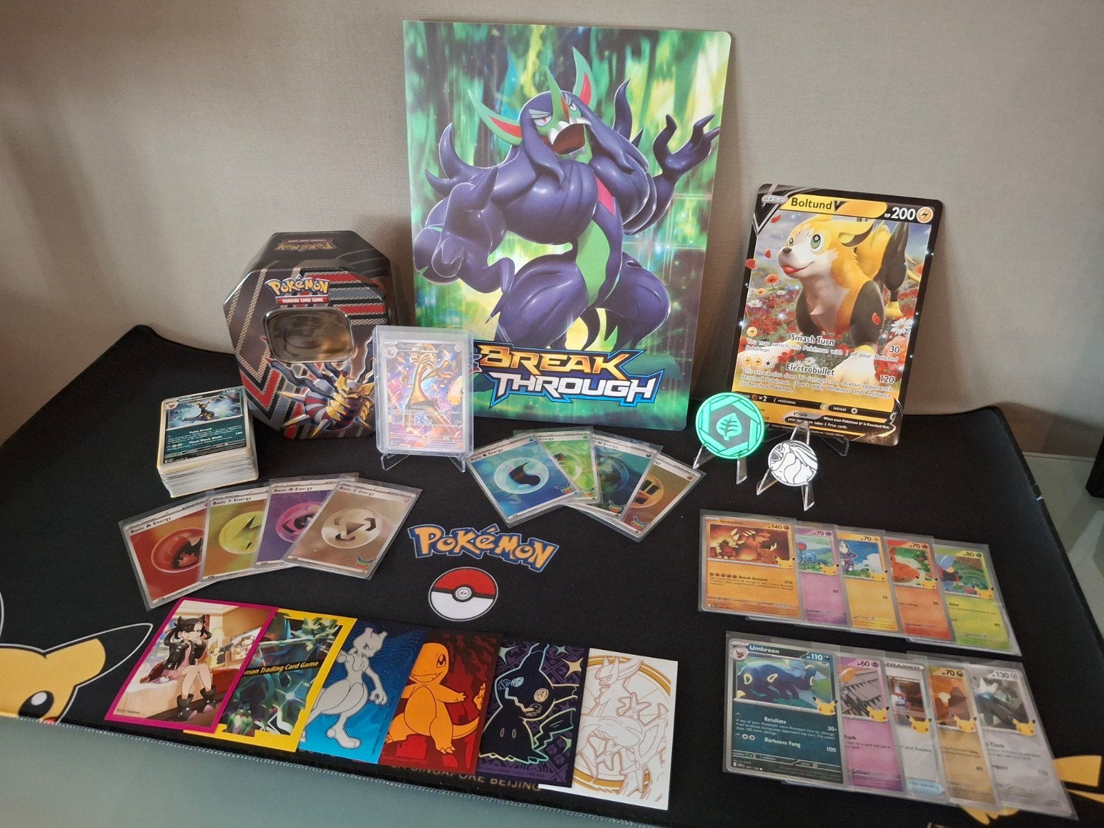 pokémon set met verzamelmap en 30 jaar pokémon kaarten!, Ophalen of Verzenden, Zo goed als nieuw, Meerdere kaarten