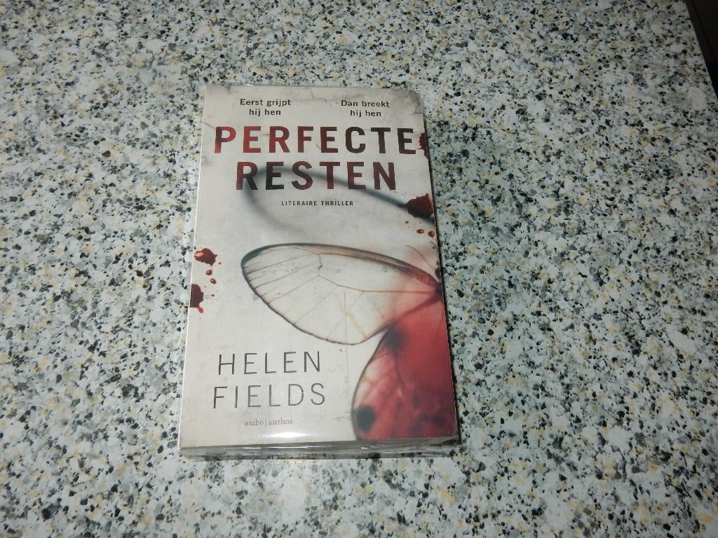 nr.482 - Perfecte resten - Helen Fields - thriller, Boeken, Thrillers, Ophalen of Verzenden