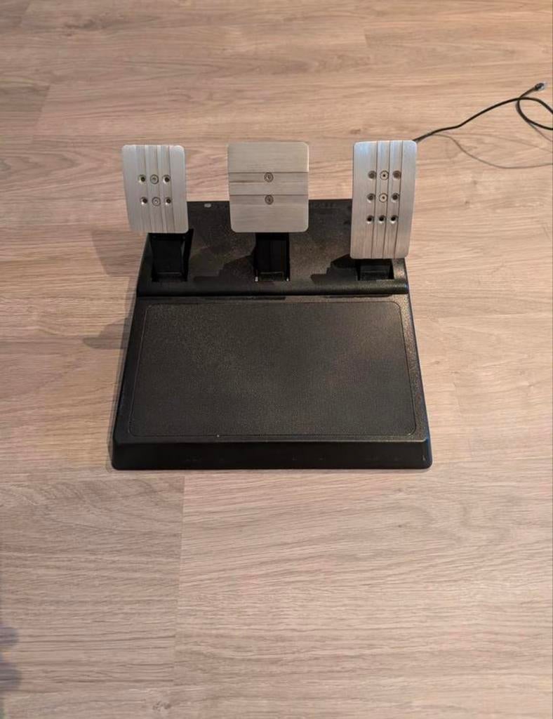 Pédales de course Thrustmaster, Enlèvement