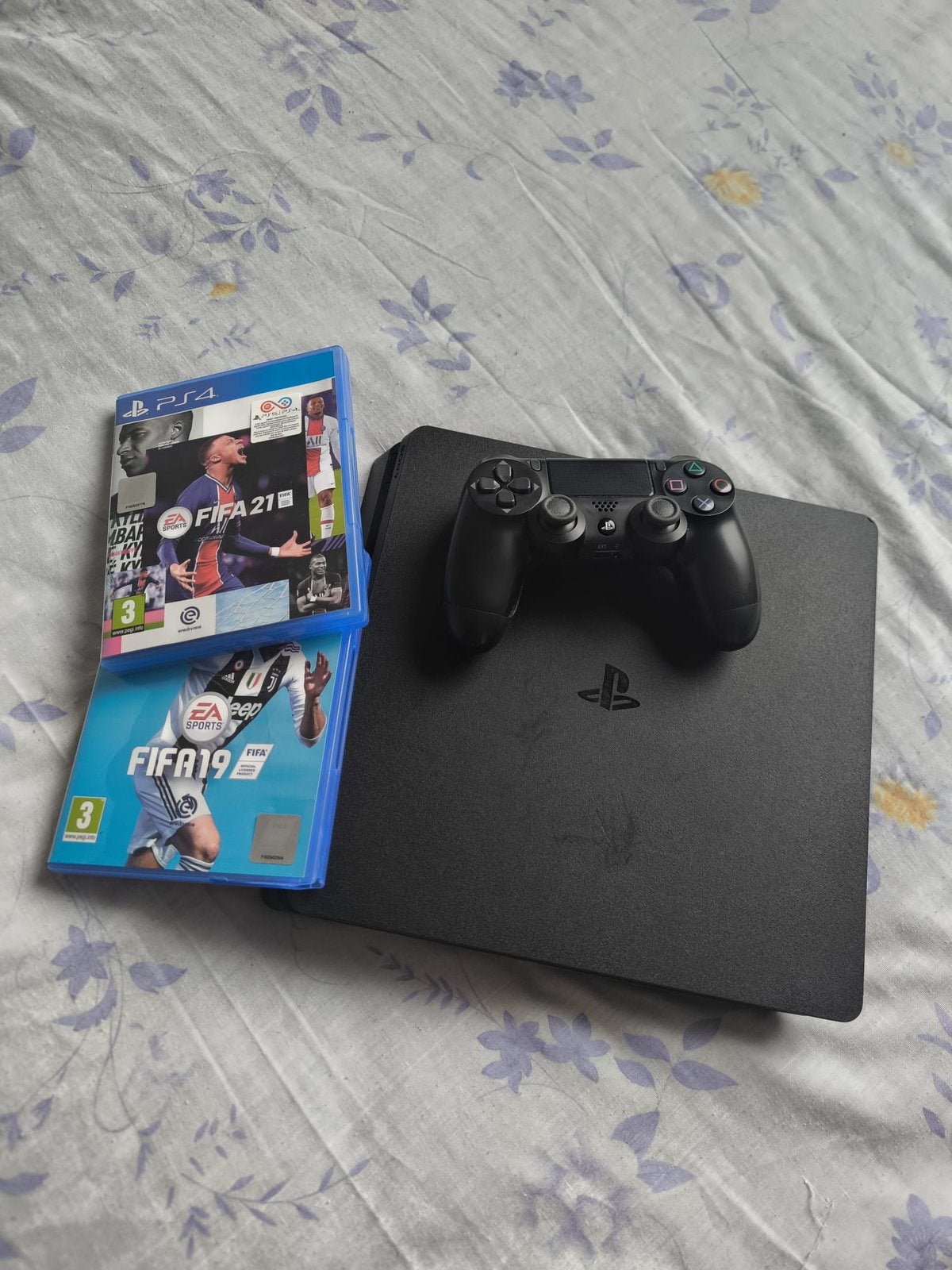 PlayStation 4 Slim 1To + controller + games + PS4-standaard, Games en Spelcomputers, Ophalen, Met games, Zo goed als nieuw, 1 TB