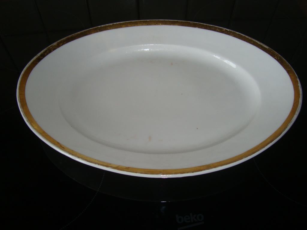 Ovale schotel in Oud Brussels porselein., Enlèvement