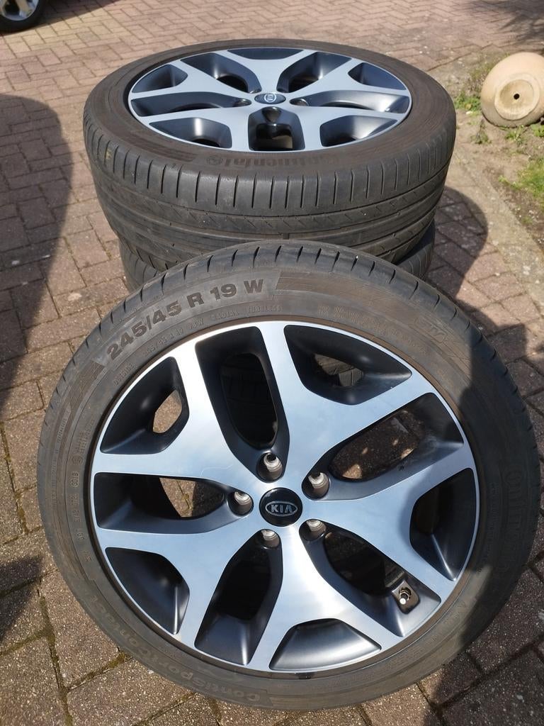 Pneus d'été originaux Continental 245/45/R19 pour Kia Sporta, 245 mm, Véhicule de tourisme, Pneus été, Utilisé
