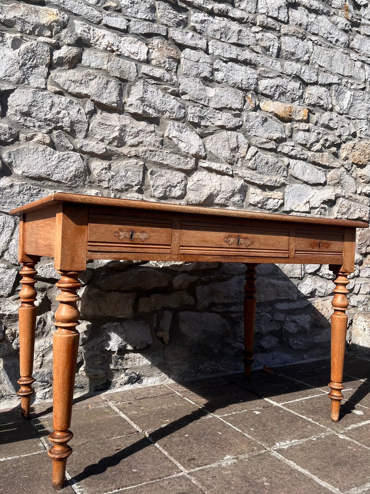 Ancienne table de ferme, Enlèvement