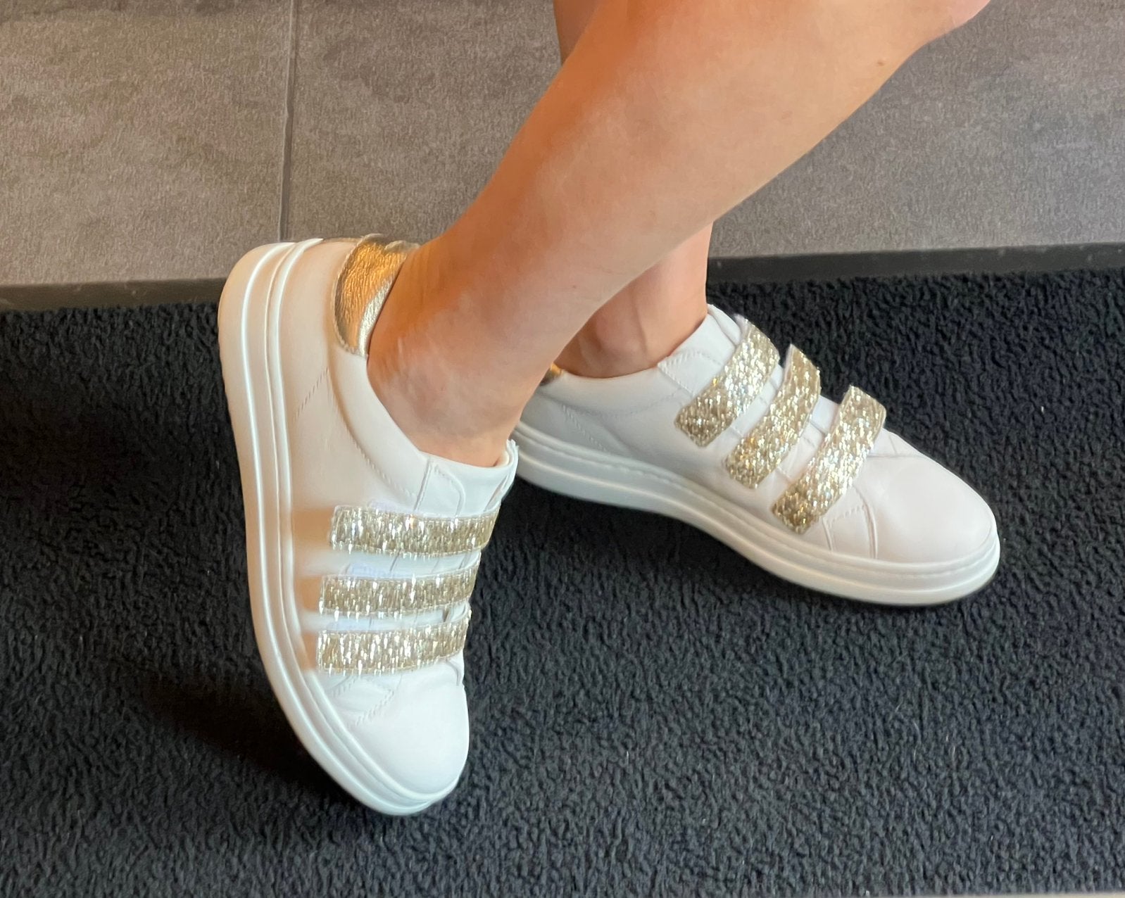 Prachtige wit sneakers met gouden velcro., Kleding | Dames, Wit, Ophalen of Verzenden, Zo goed als nieuw, Sneakers