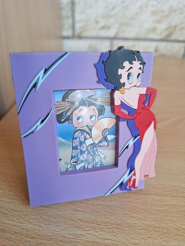 Betty Boop cadre mauve signé 1998., Enlèvement ou Envoi, Neuf, Humain