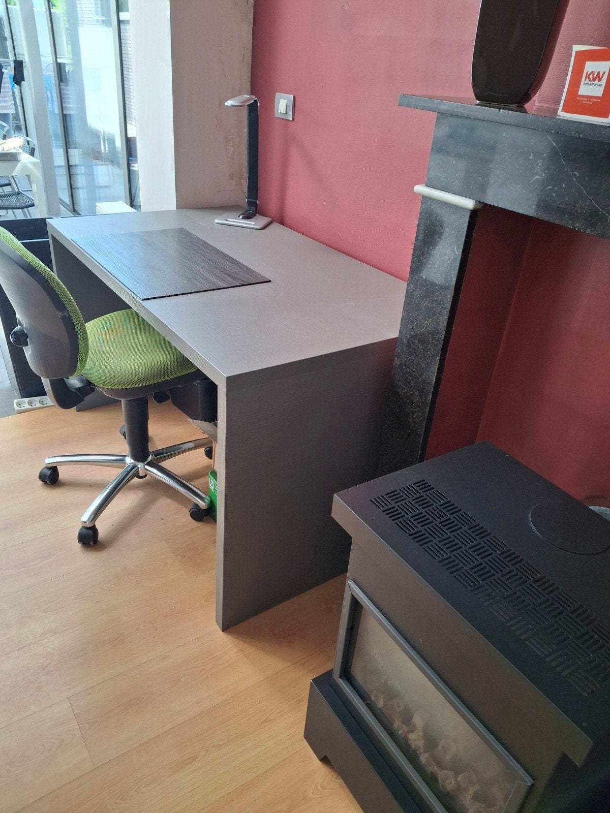 modern jeugdbureau met stoel, Huis en Inrichting, Modern, Ophalen, Grijs
