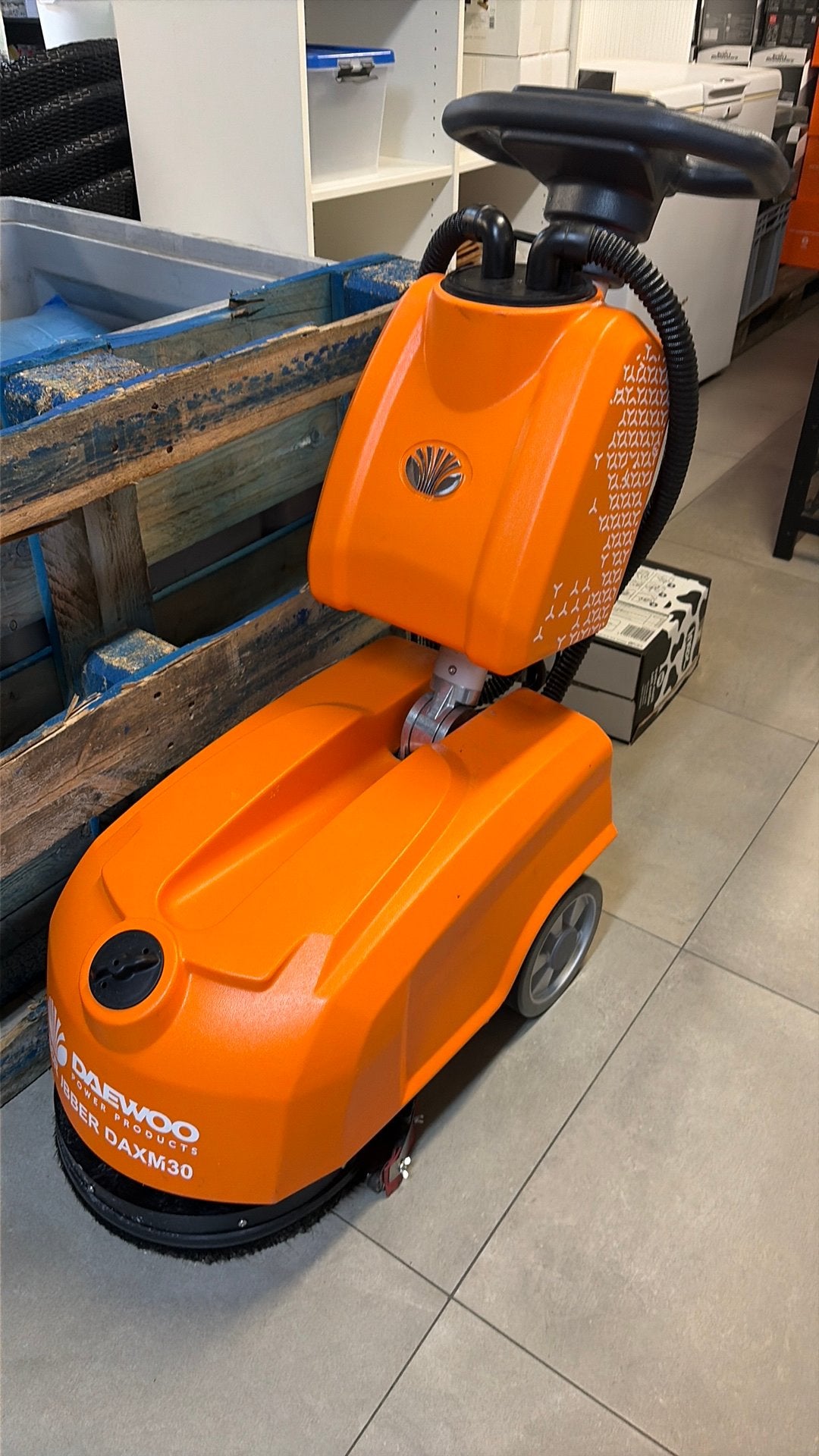 Te Koop: Daewoo DAXM30 Professionele Schrobzuigmachine, Doe-het-zelf en Bouw, Ophalen, Zo goed als nieuw