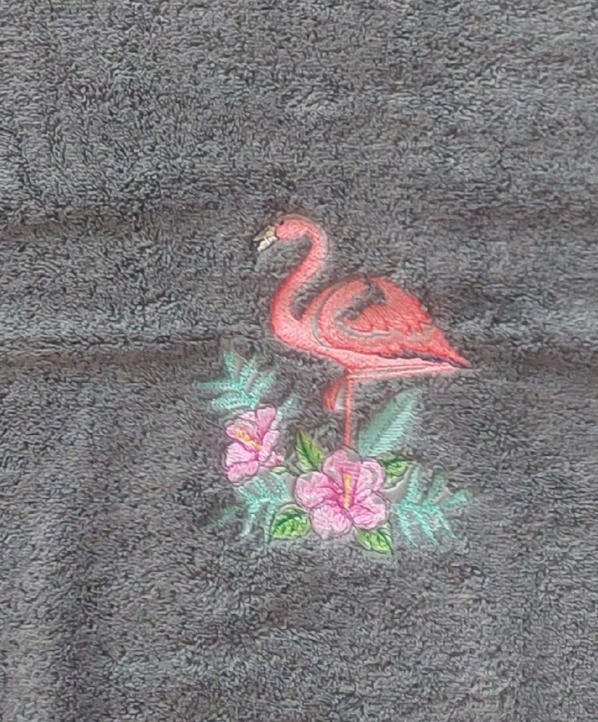 Drap de bain gri foncé brodé avec un flamingo, Huis en Inrichting, Badkamer | Badtextiel en Accessoires, Nieuw, Badlaken, Grijs