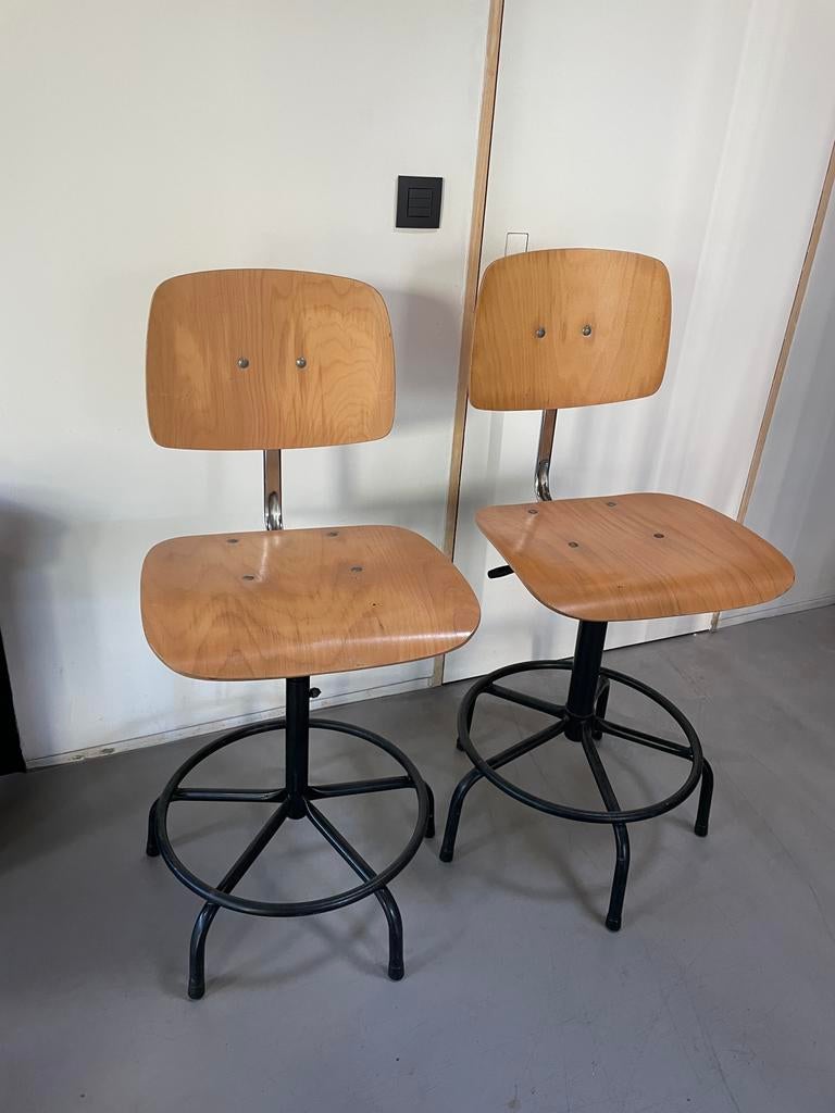 2 Vintage school / labo stoelen, Huis en Inrichting, Ophalen, Gebruikt, Met voetsteun, Hout