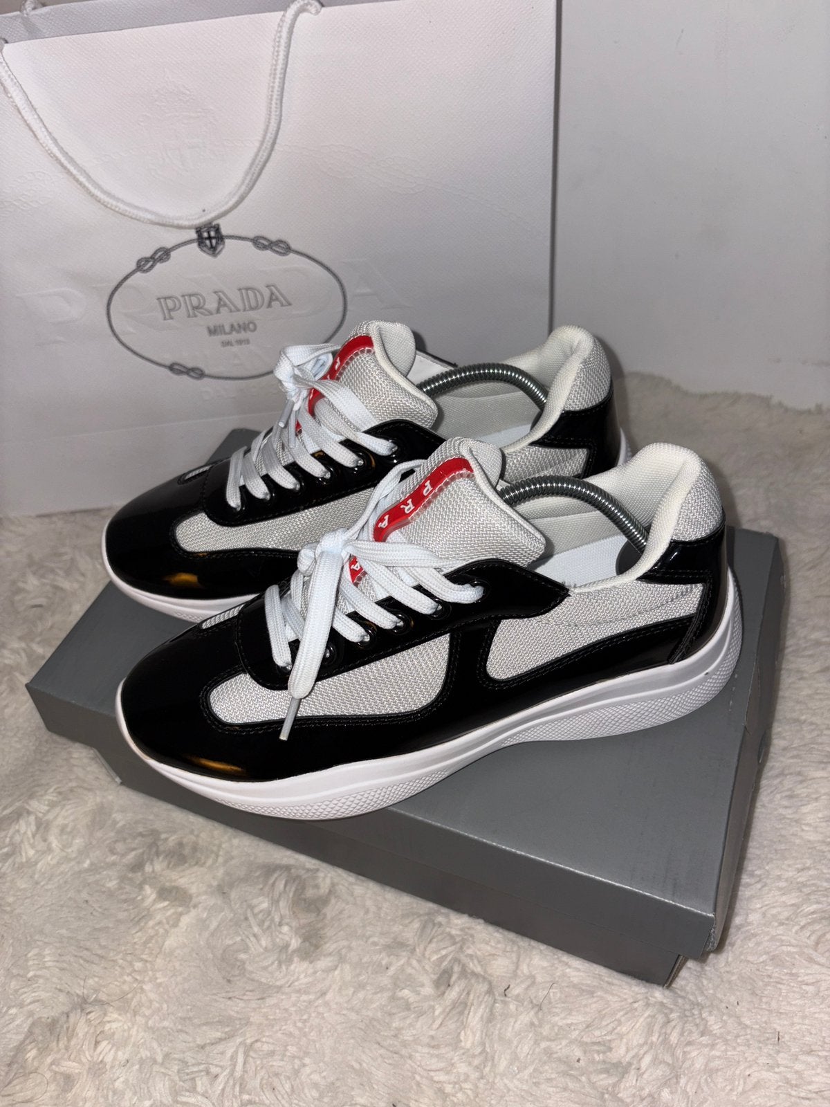 Prada cup noir et blanc, Enlèvement ou Envoi, Comme neuf, Blanc